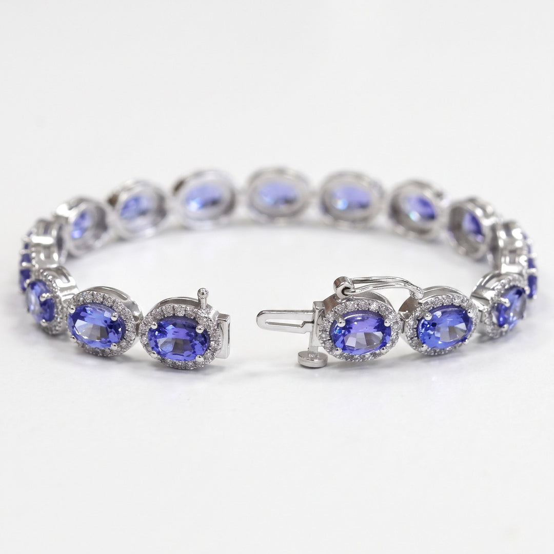 Tanzanite and natural diamond halo bracelet in 14K white gold, clasp detail / צמיד טנזנייט ויהלומים בזהב לבן 14K - תקריב הסוגר