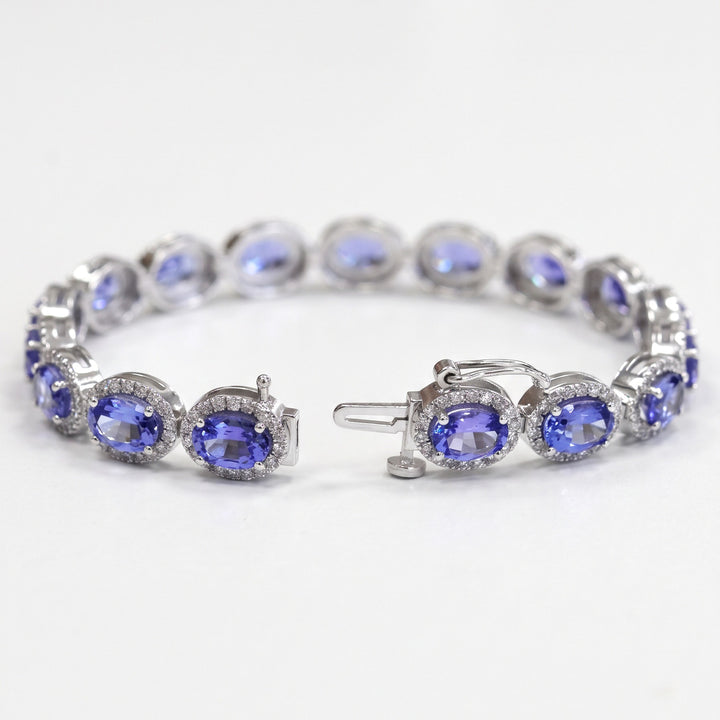 Tanzanite and natural diamond halo bracelet in 14K white gold, clasp detail / צמיד טנזנייט ויהלומים בזהב לבן 14K - תקריב הסוגר