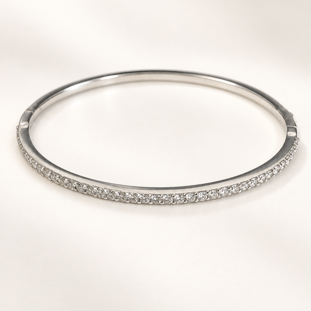 Diamond bangle bracelet in 14K white gold / צמיד בנגל יהלומים בזהב לבן 14K