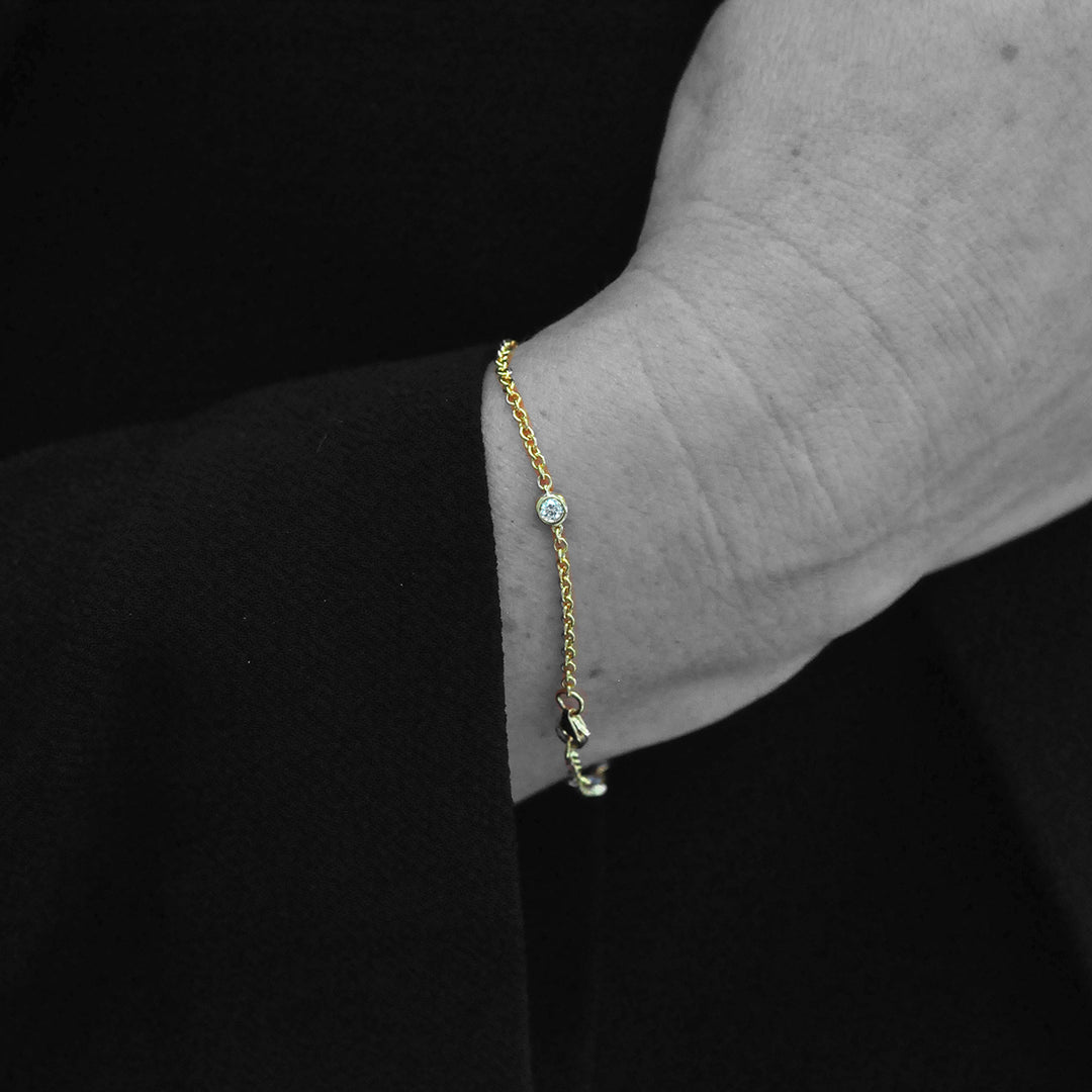 Delicate Bracelet Chain with 3 Diamonds in Yellow Gold