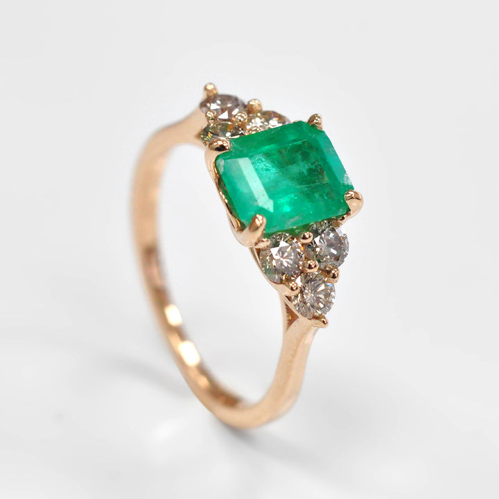 Green Emerald and Six Diamonds ring in Rose Gold