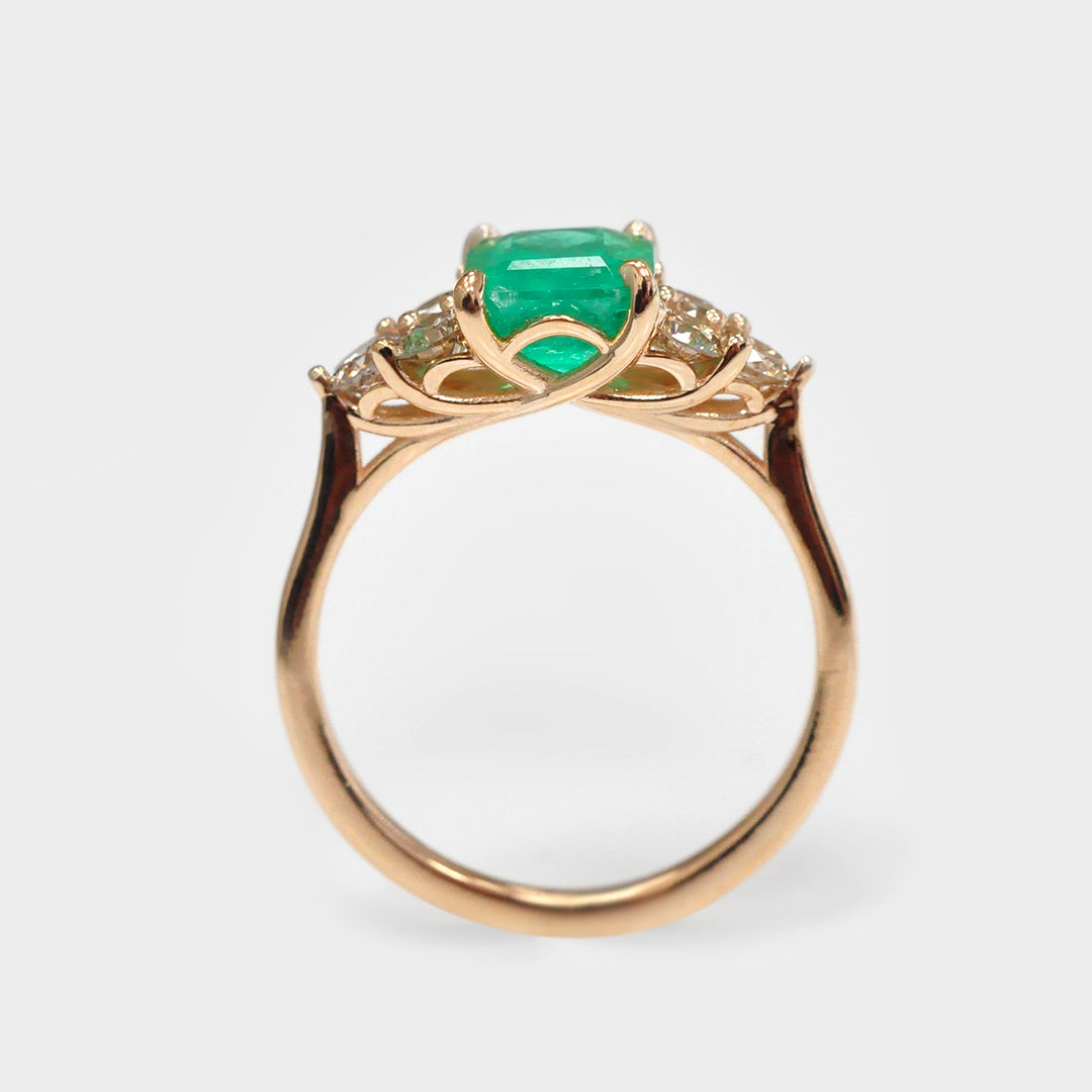 Green Emerald and Six Diamonds ring in Rose Gold