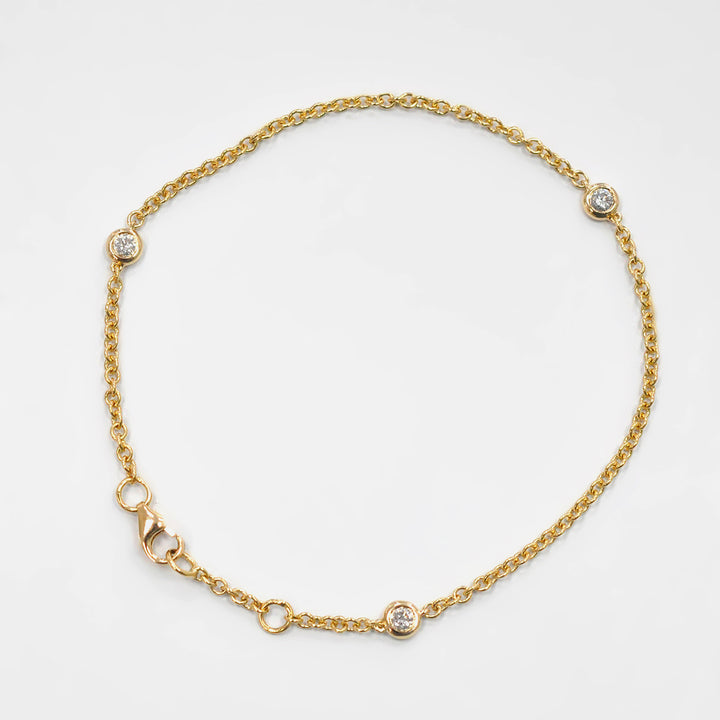 Delicate Bracelet Chain with 3 Diamonds in Yellow Gold