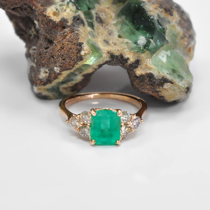 Green Emerald and Six Diamonds ring in Rose Gold