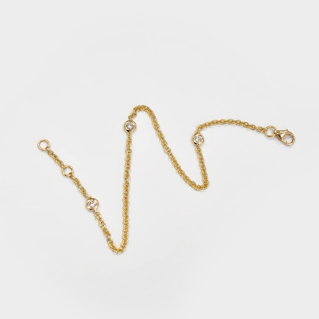 Delicate Bracelet Chain with 3 Diamonds in Yellow Gold