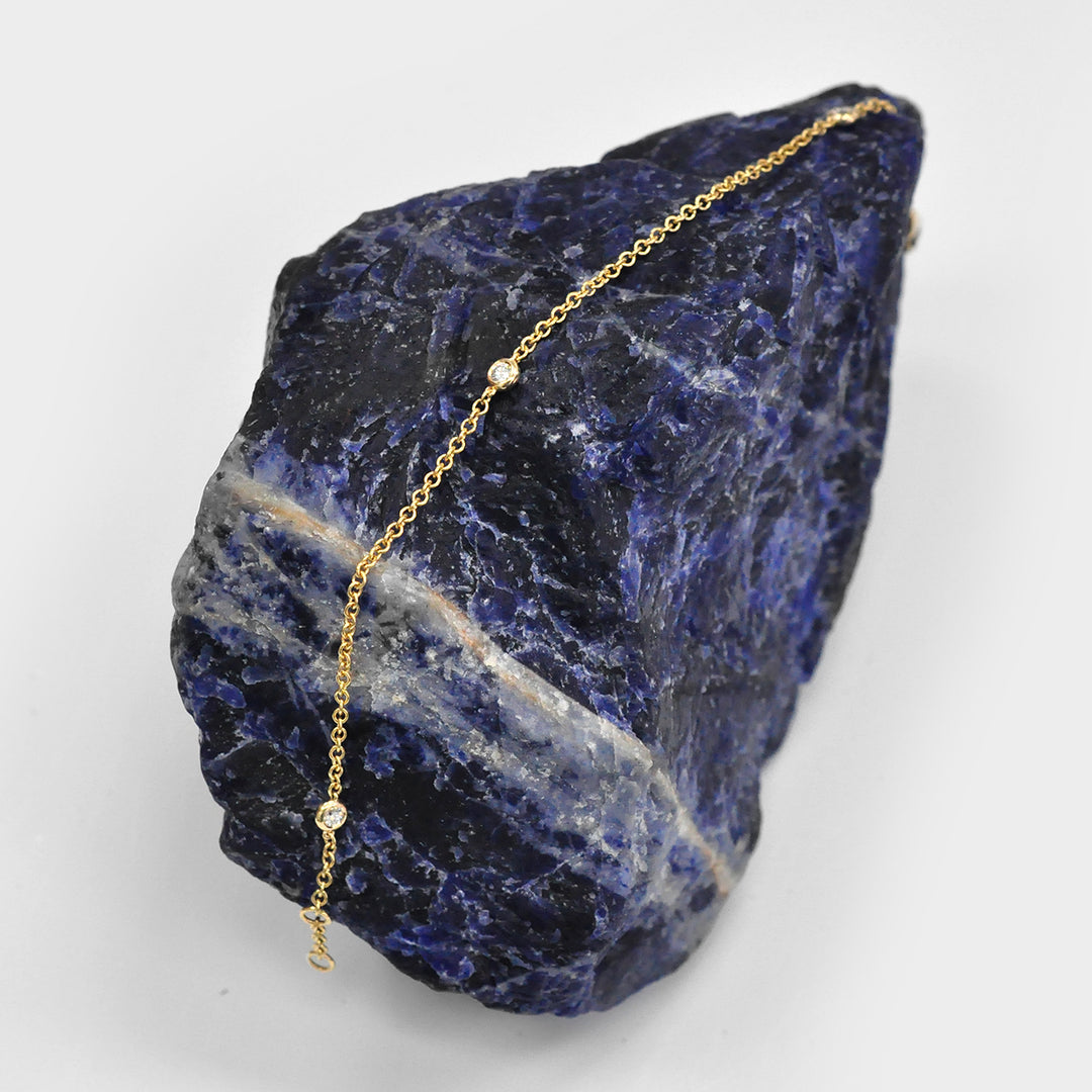 Delicate Bracelet Chain with 3 Diamonds in Yellow Gold