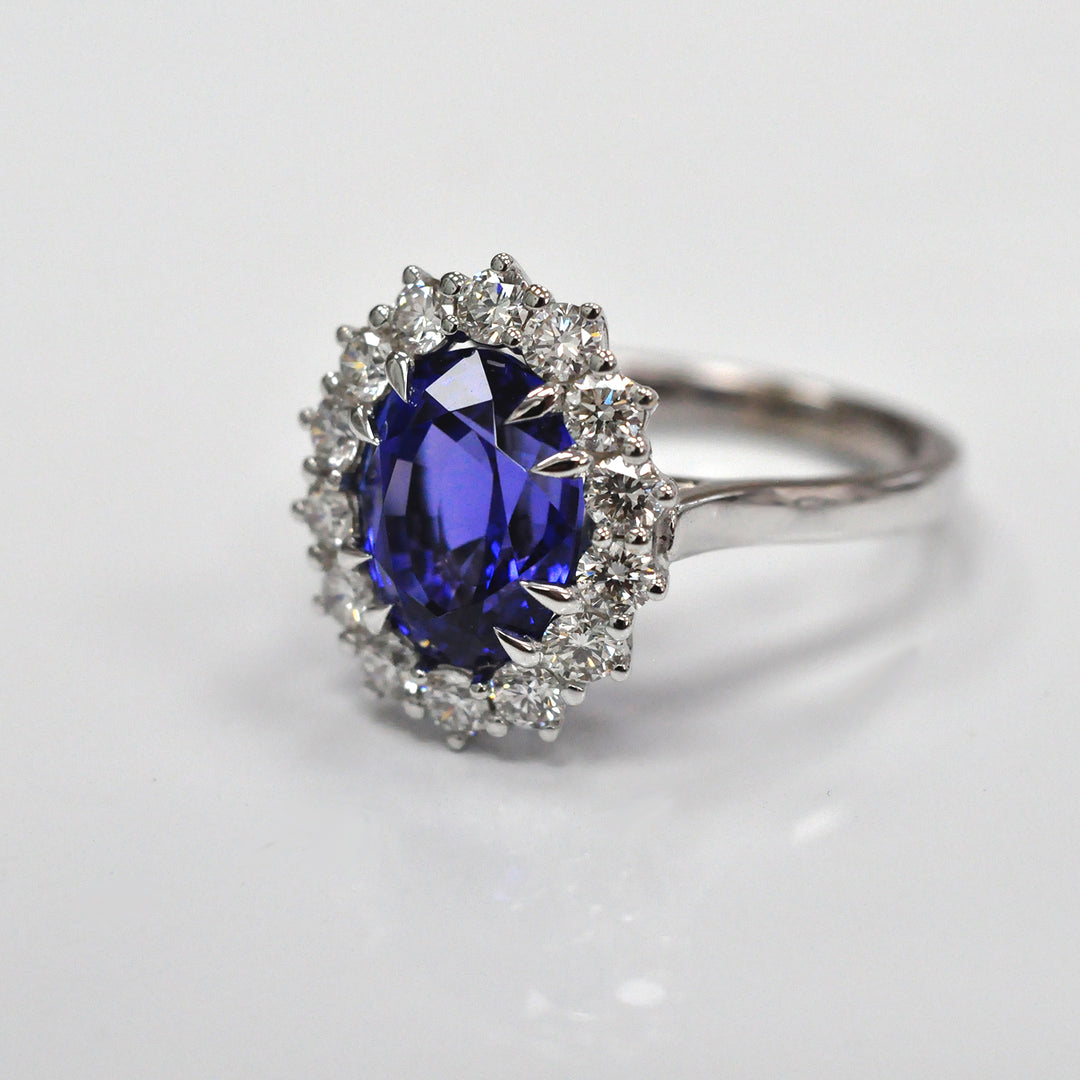 5 carat Tanzanite &amp; Diamonds White Gold ring