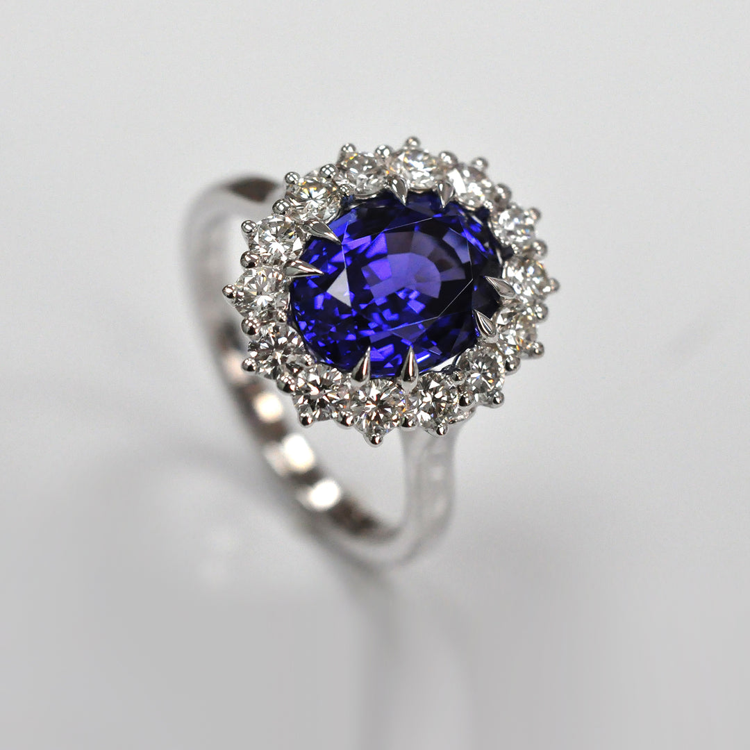 5 carat Tanzanite &amp; Diamonds White Gold ring