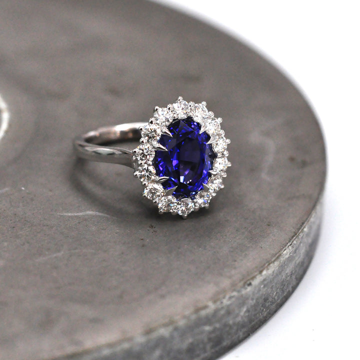 5 carat Tanzanite &amp; Diamonds White Gold ring