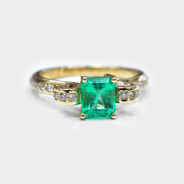 Green Emerald and Side Diamonds Ring