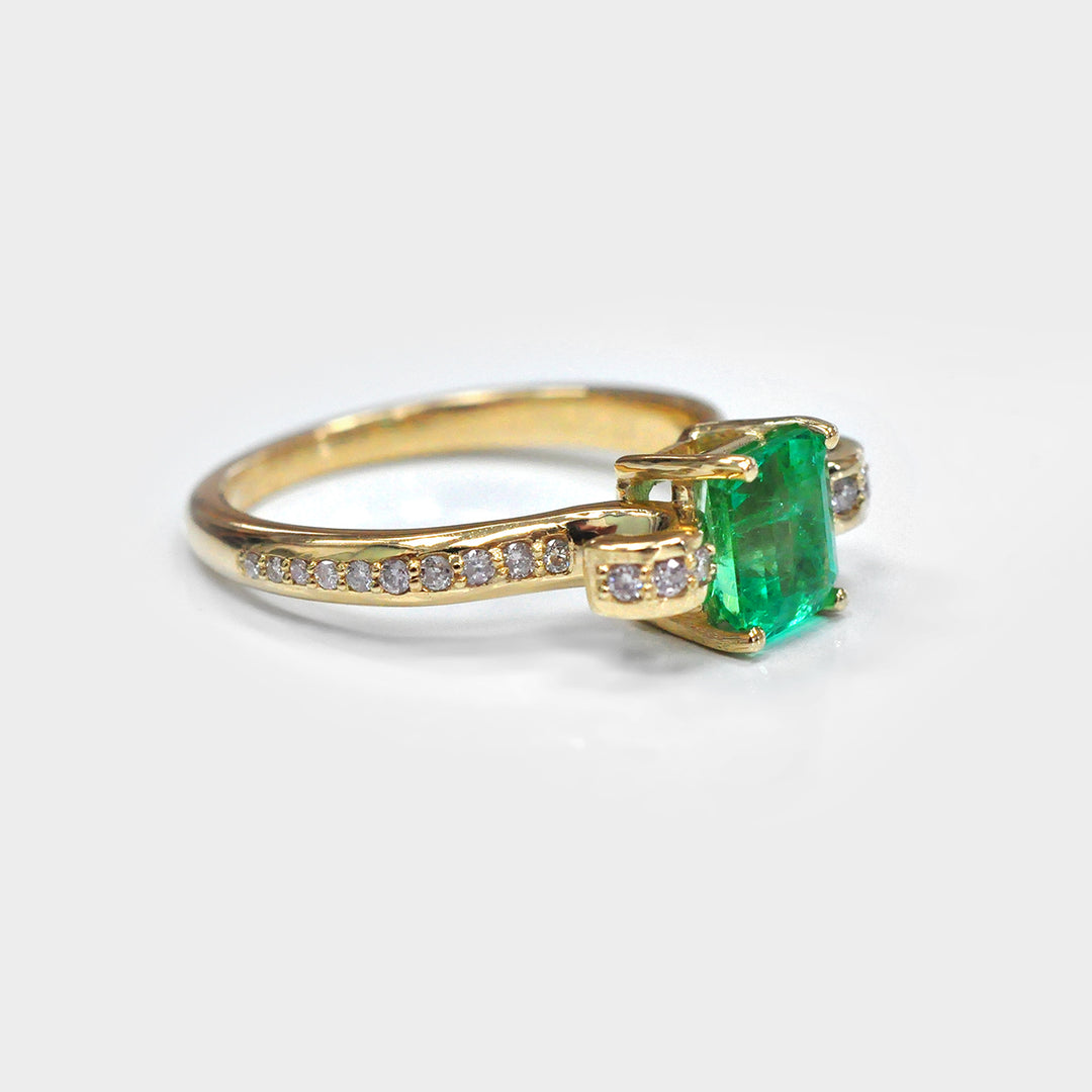 Green Emerald and Side Diamonds Ring