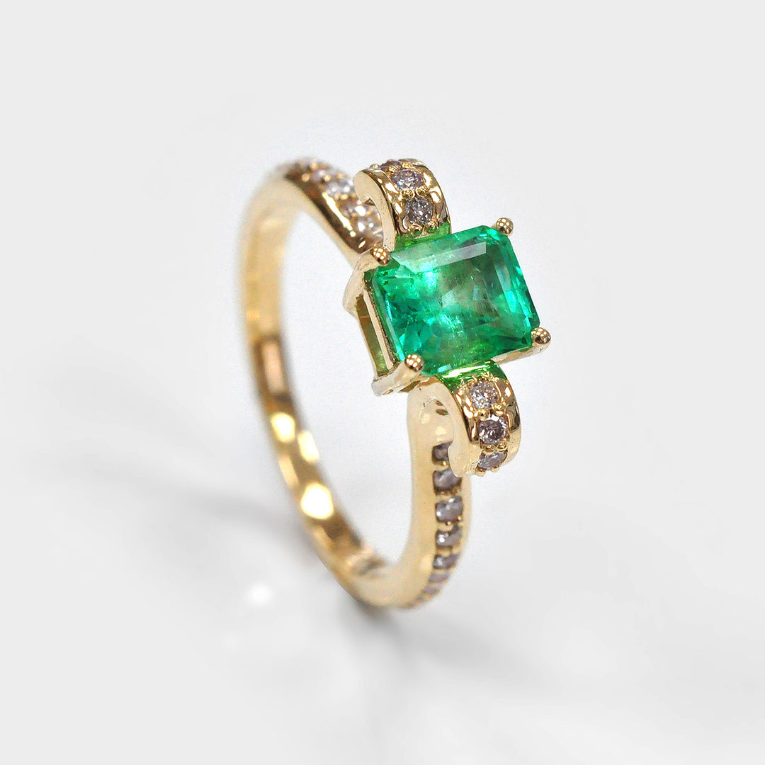 Green Emerald and Side Diamonds Ring