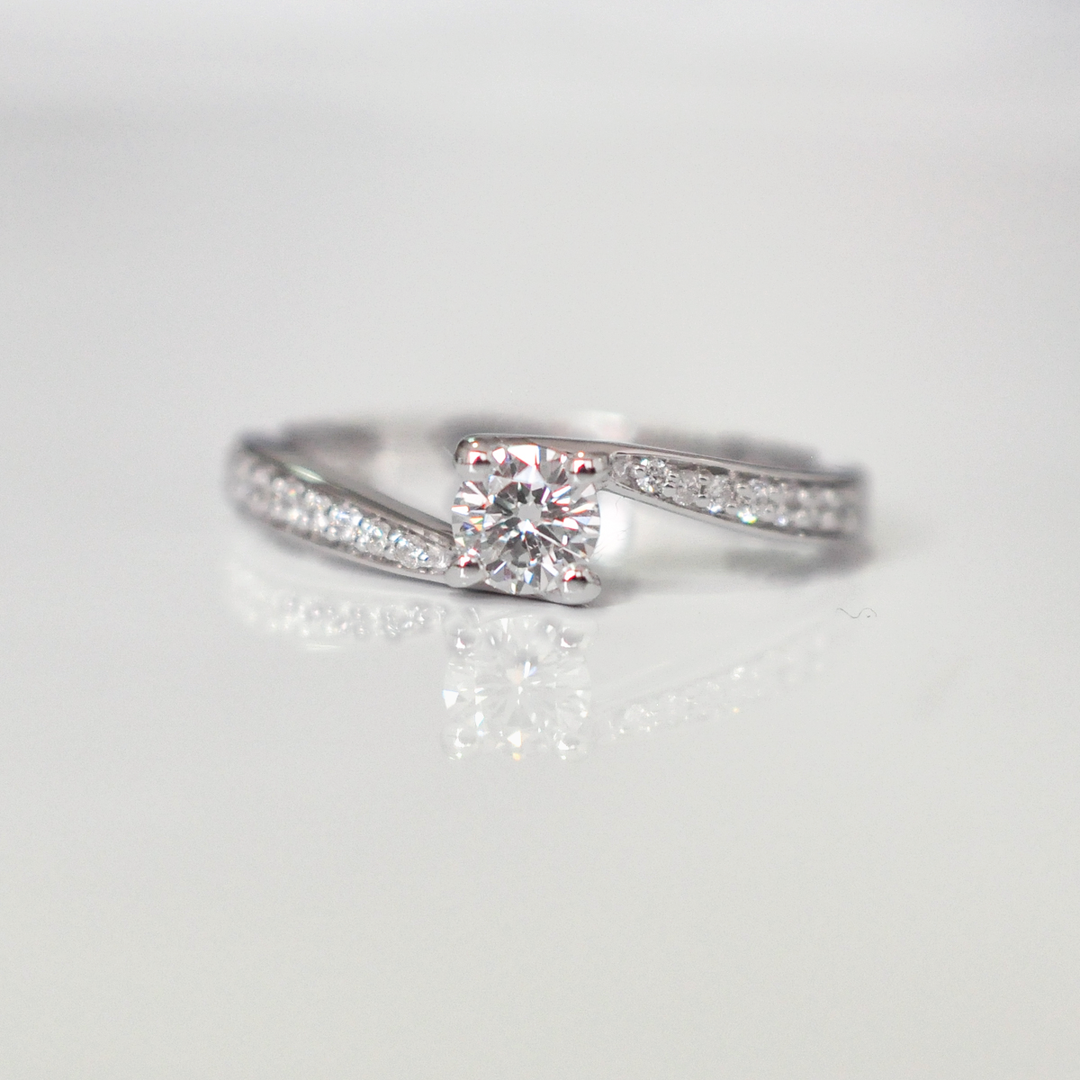white gold (0.5ct.tw.) diamonds twist style ring.