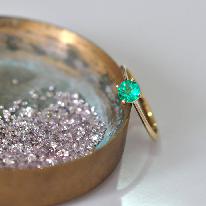 Delicate round cut green Emerald Solitaire