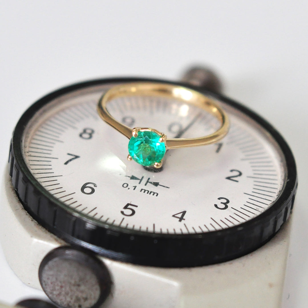 Delicate round cut green Emerald Solitaire
