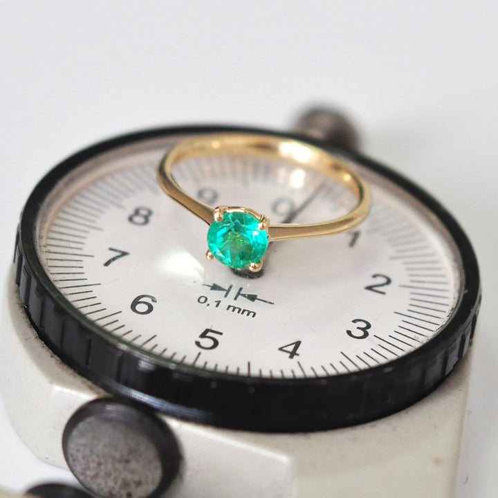 Delicate round cut green Emerald Solitaire