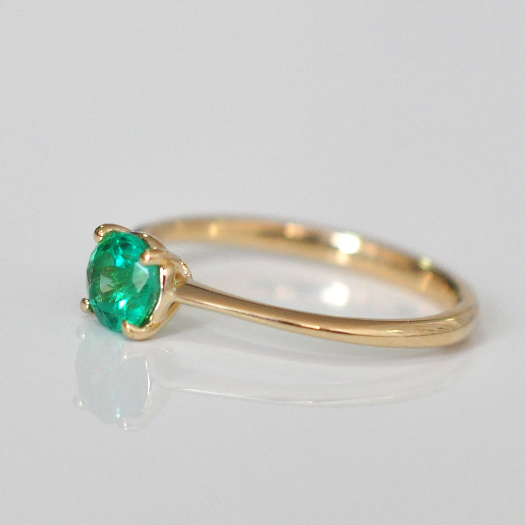 Delicate round cut green Emerald Solitaire