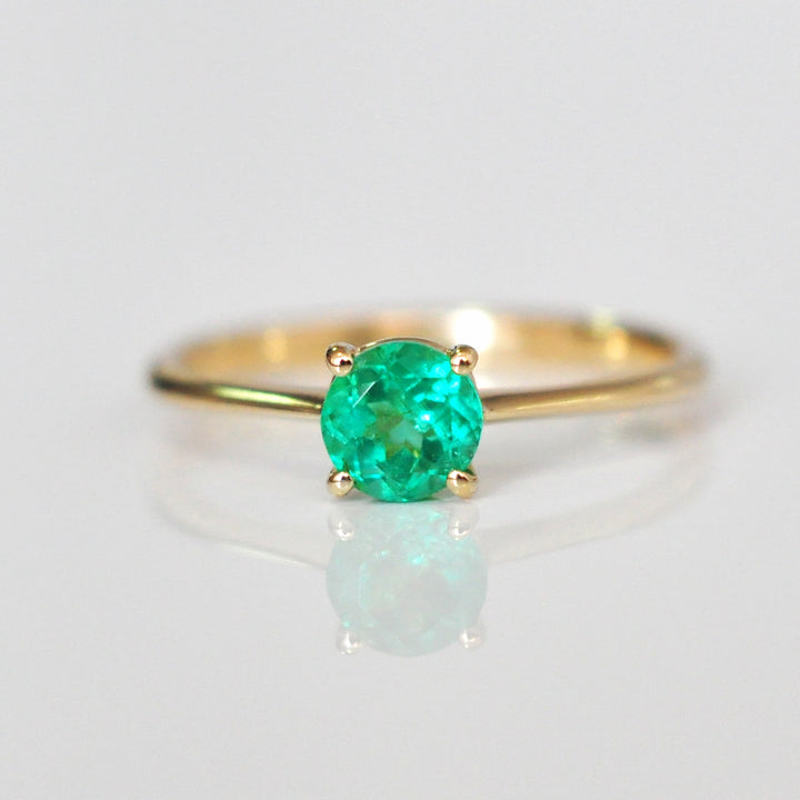 Delicate round cut green Emerald Solitaire