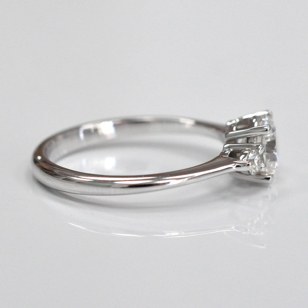 Round Diamonds White gold 3 stones ring