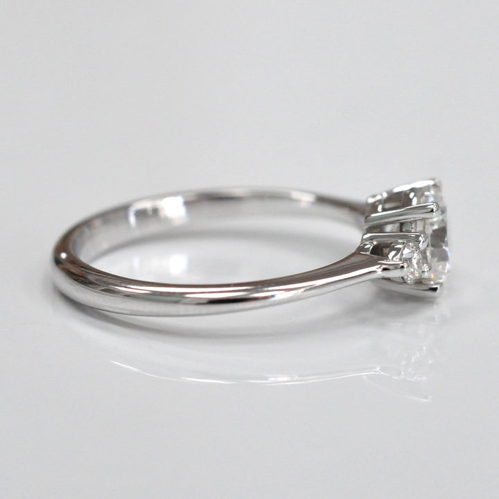 Round Diamonds White gold 3 stones ring