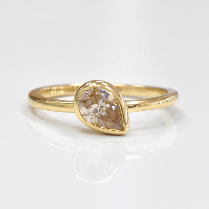 YELLOW GOLD pear shape diamond Ring