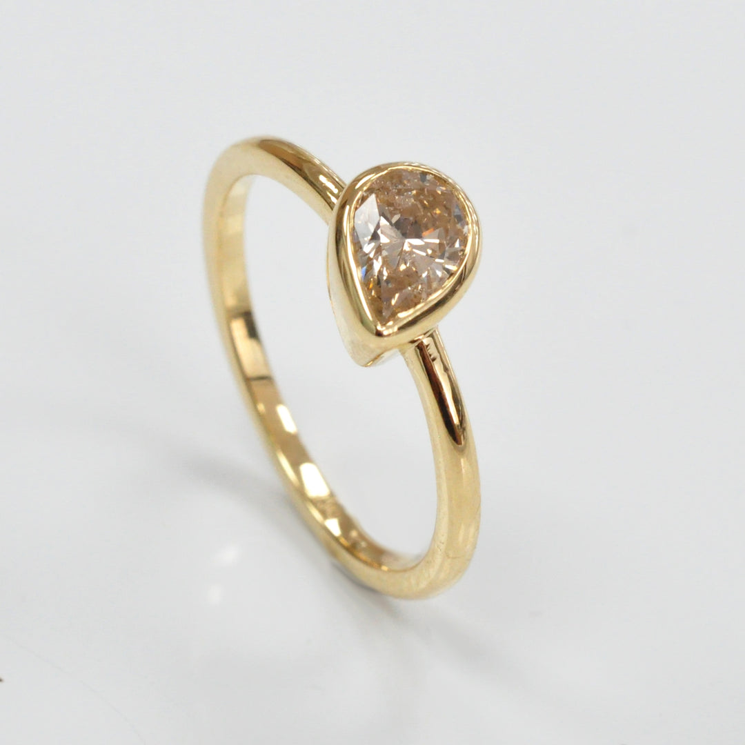 YELLOW GOLD pear shape diamond Ring