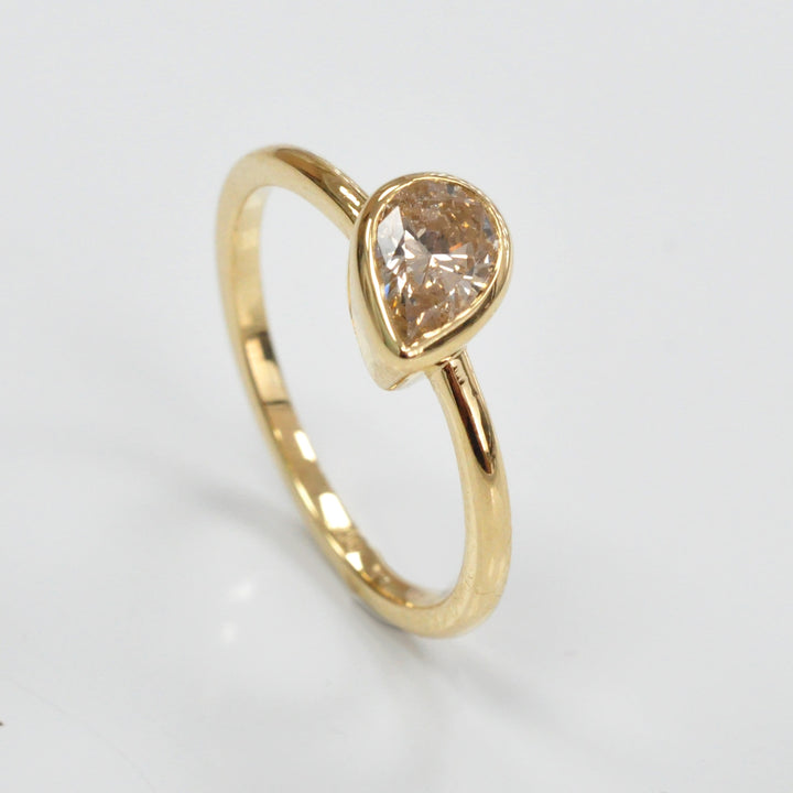 YELLOW GOLD pear shape diamond Ring