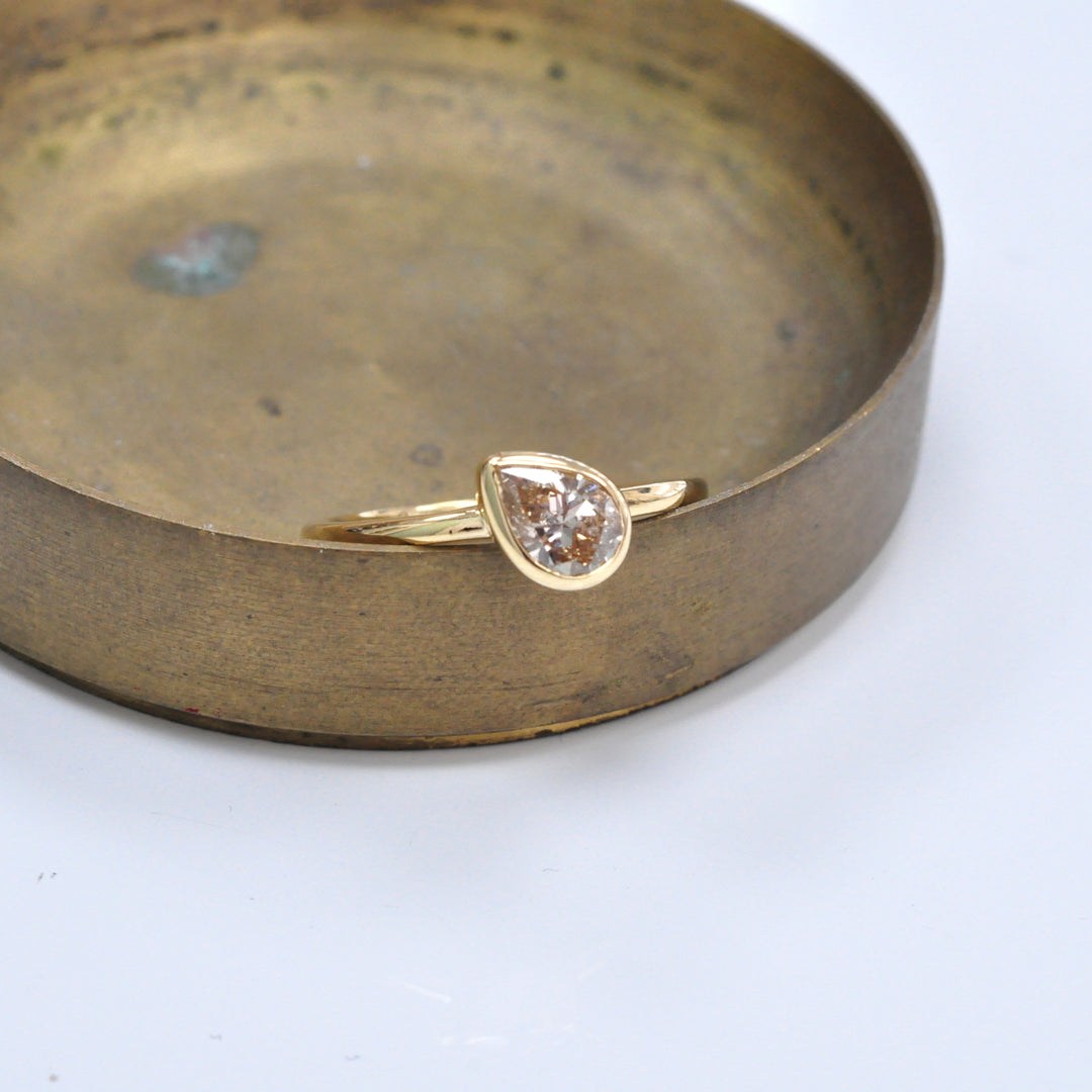 YELLOW GOLD pear shape diamond Ring