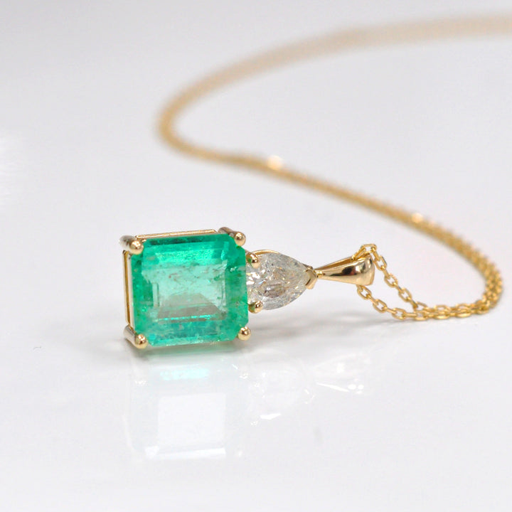 Colombian Emerald &amp; pear shape Diamond pendant