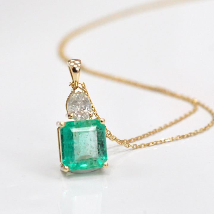 Colombian Emerald &amp; pear shape Diamond pendant