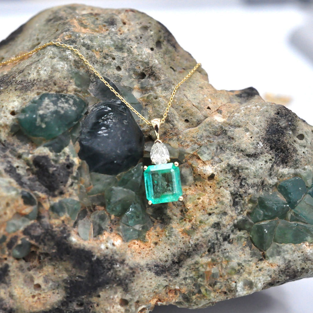 Colombian Emerald &amp; pear shape Diamond pendant