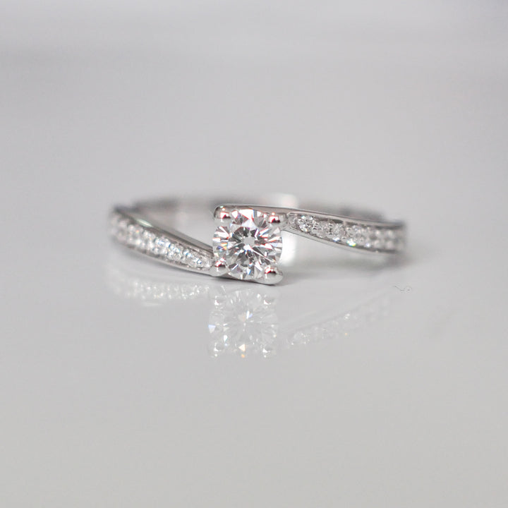 white gold (0.5ct.tw.) diamonds twist style ring.