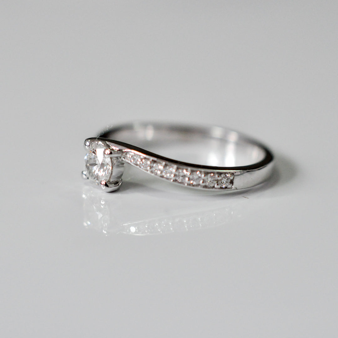 white gold (0.5ct.tw.) diamonds twist style ring.