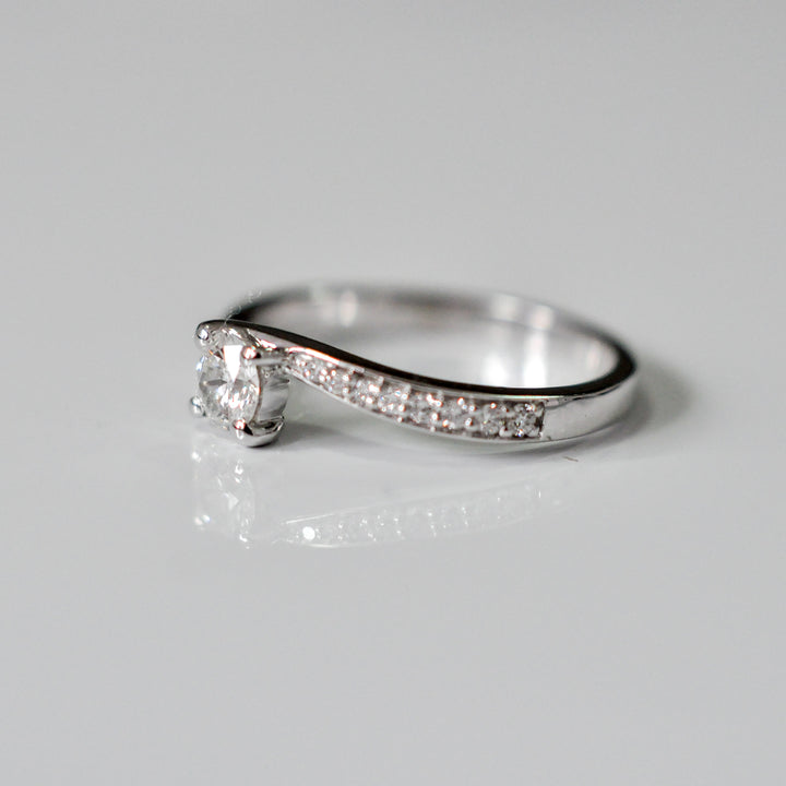 white gold (0.5ct.tw.) diamonds twist style ring.