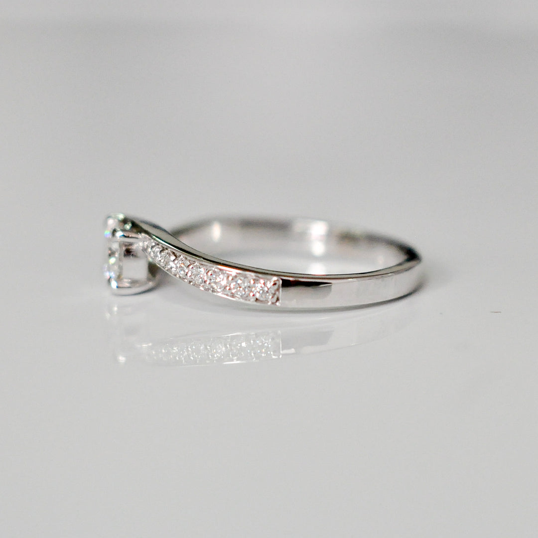white gold (0.5ct.tw.) diamonds twist style ring.