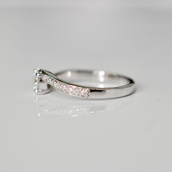 white gold (0.5ct.tw.) diamonds twist style ring.