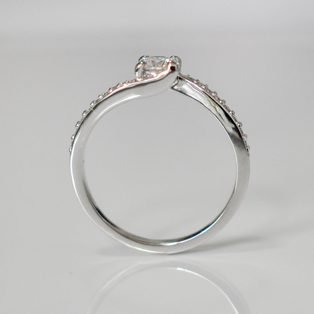 white gold (0.5ct.tw.) diamonds twist style ring.