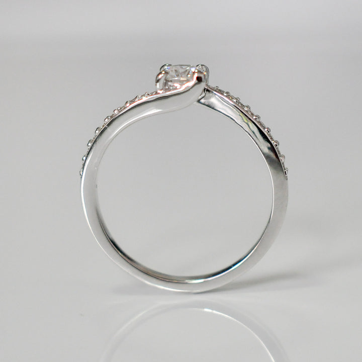 white gold (0.5ct.tw.) diamonds twist style ring.