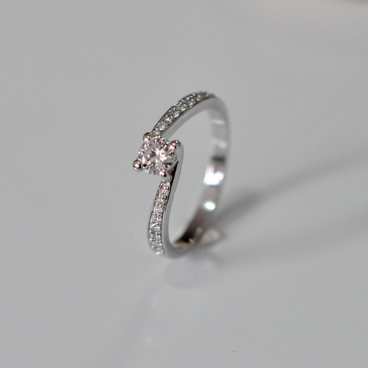 white gold (0.5ct.tw.) diamonds twist style ring.