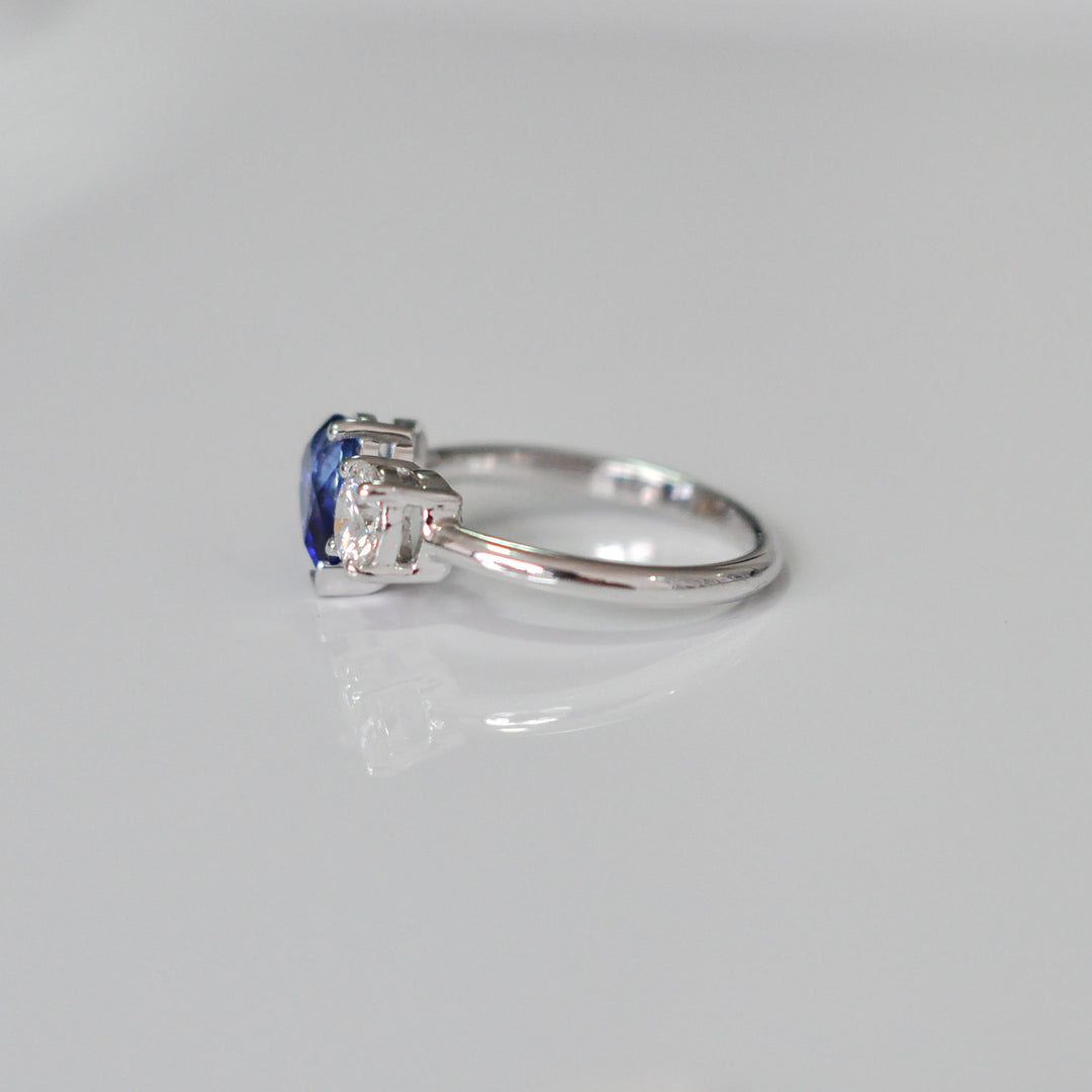 Pear shape BLUE SAPPHIRE &amp; round diamond duet ring