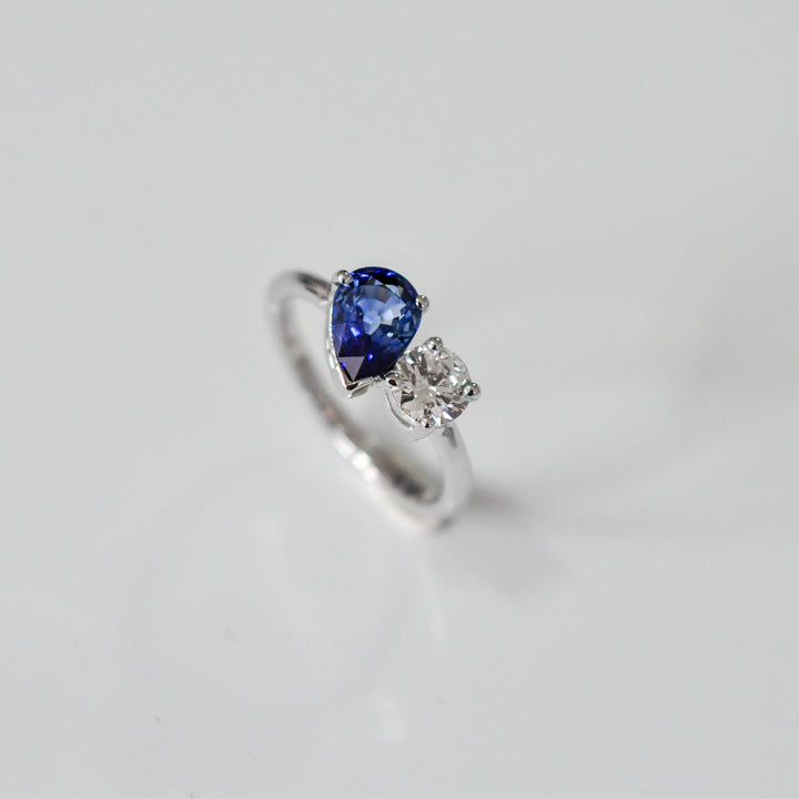 Pear shape BLUE SAPPHIRE &amp; round diamond duet ring