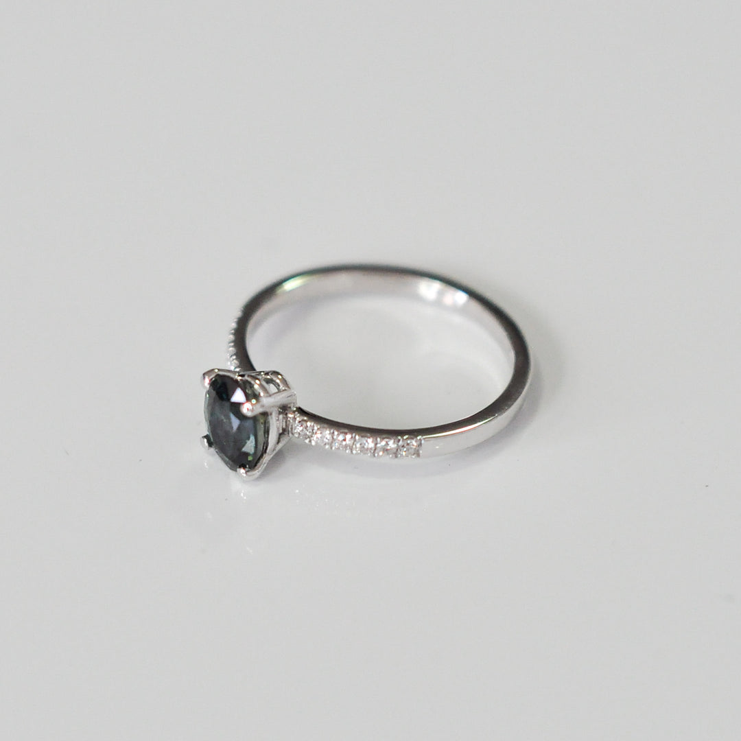 classic oval Greenish blue sapphire &amp; Diamonds ring