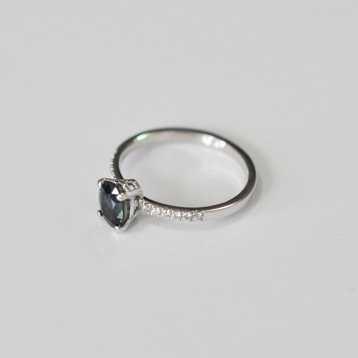 classic oval Greenish blue sapphire &amp; Diamonds ring