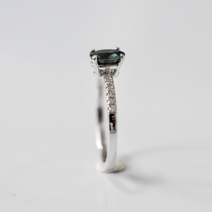 classic oval Greenish blue sapphire &amp; Diamonds ring