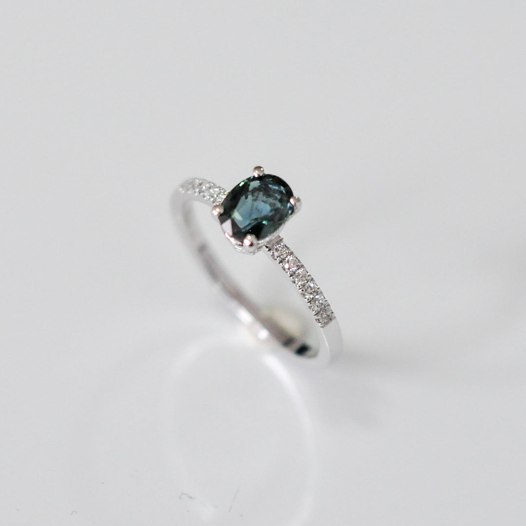 classic oval Greenish blue sapphire &amp; Diamonds ring