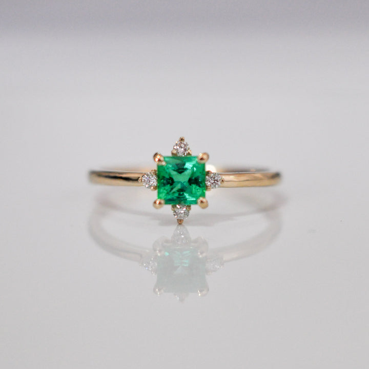 Square cut green EMERALD &amp; 4 diamonds ring