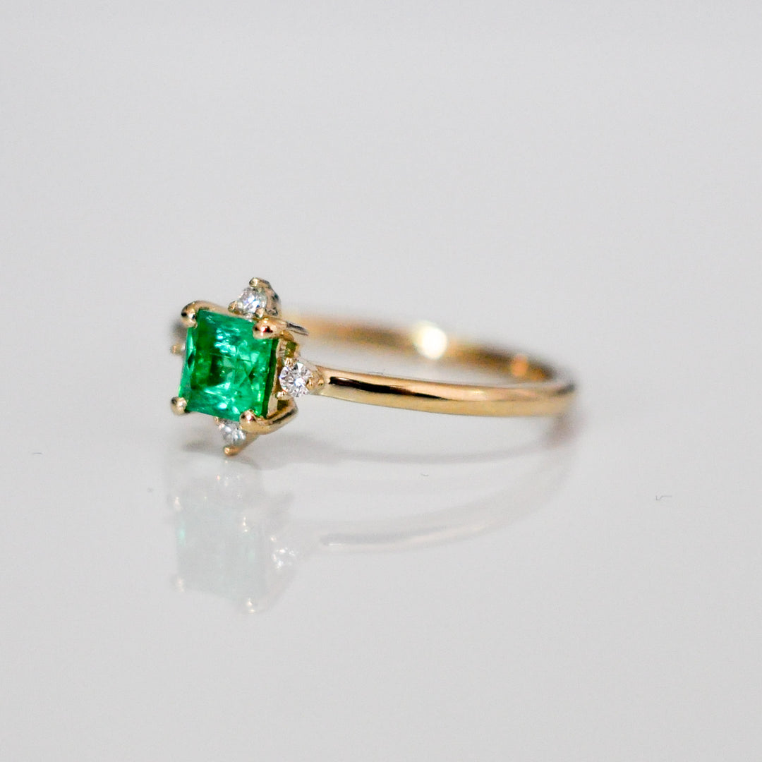Square cut green EMERALD &amp; 4 diamonds ring