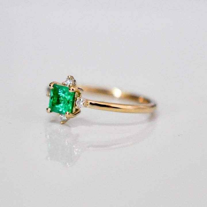Square cut green EMERALD &amp; 4 diamonds ring