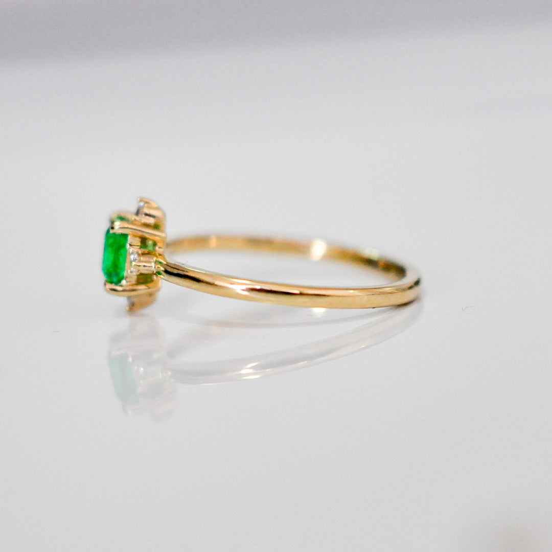 Square cut green EMERALD &amp; 4 diamonds ring