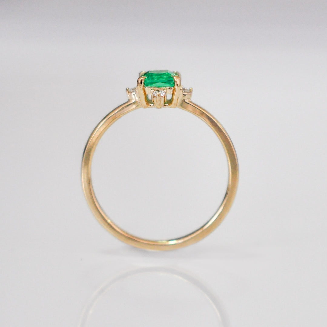 Square cut green EMERALD &amp; 4 diamonds ring